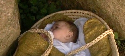 Emilia trova un bambino abbandonato - Il Segreto
