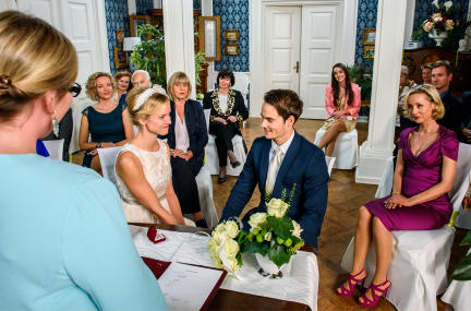 Anticipazioni Tempesta d'amore: LUISA DECIDE DI OPERARSI MA PRIMA SPOSA DAVID