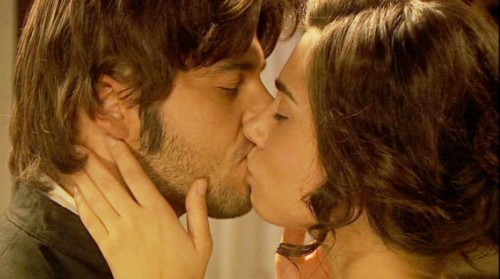 Gonzalo e Maria sul punto di baciarsi - Il Segreto