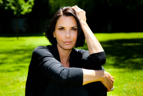 Anticipazioni Un posto al sole: MARINA inizia a sospettare di ROBERTO FERRI