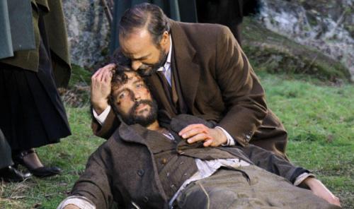 Raimundo abbraccia Sebastian morente - Il Segreto