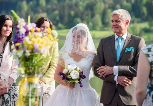 Julia accompagnata all'altare da Friedrich - Tempesta d'amore