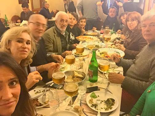 Roberto Alpi con il cast di Un posto al sole